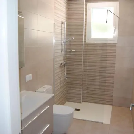 Luxurious, Modern Six Bedroom In