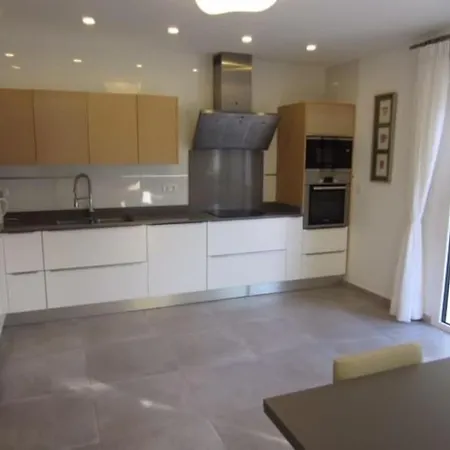 Luxurious, Modern Six Bedroom In 别墅 *