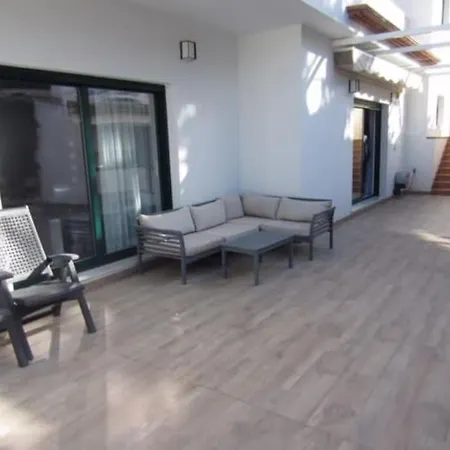 Luxurious, Modern Six Bedroom In 别墅