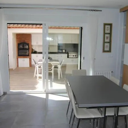 别墅 Luxurious, Modern Six Bedroom In