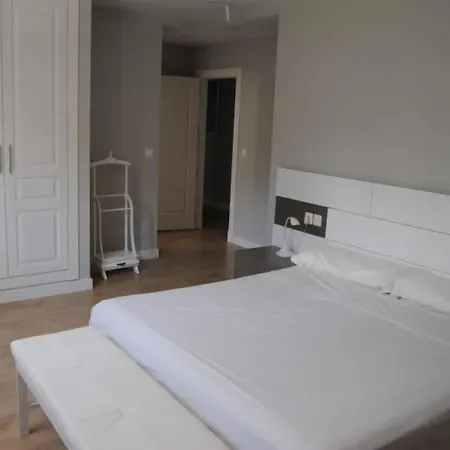 Luxurious, Modern Six Bedroom In Villa *