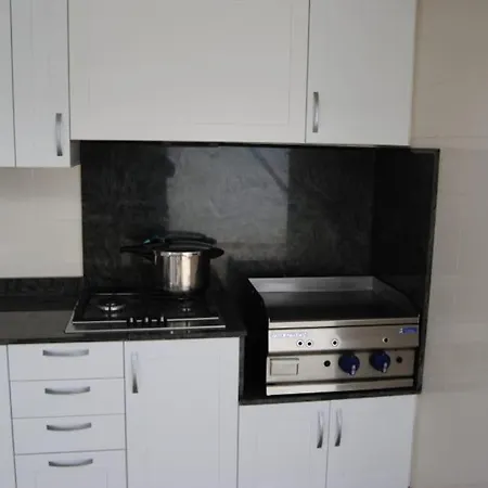 Luxurious, Modern Six Bedroom In Villa *