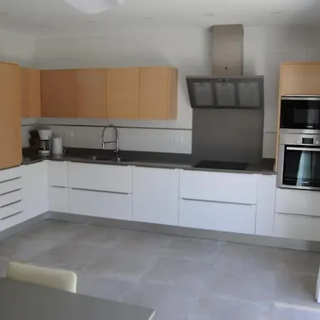 Luxurious, Modern Six Bedroom In 别墅