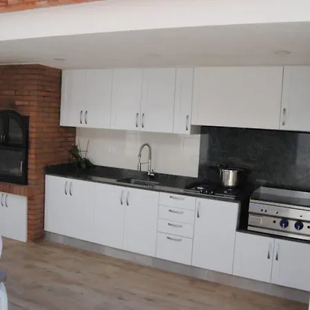 Villa Luxurious, Modern Six Bedroom In