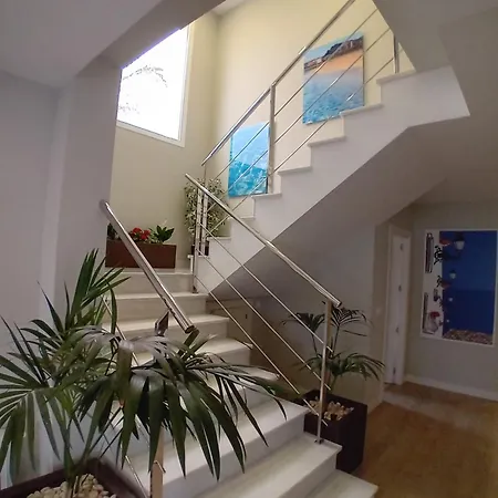 别墅 Luxurious, Modern Six Bedroom In