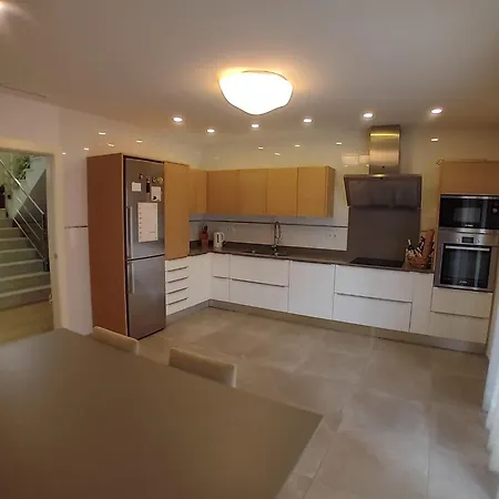 Luxurious, Modern Six Bedroom In