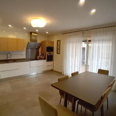 Luxurious, Modern Six Bedroom In 别墅 *