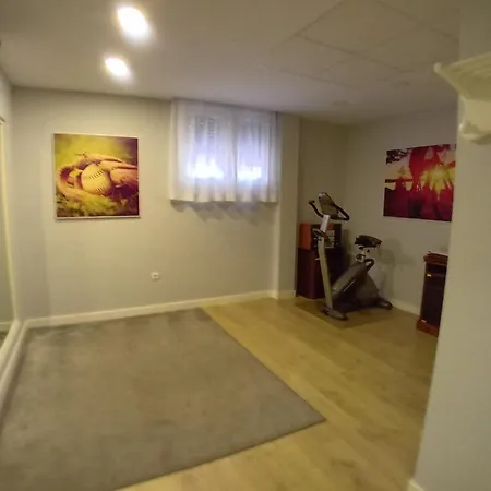 Villa Luxurious, Modern Six Bedroom In *