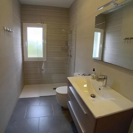 别墅 Luxurious, Modern Six Bedroom In *