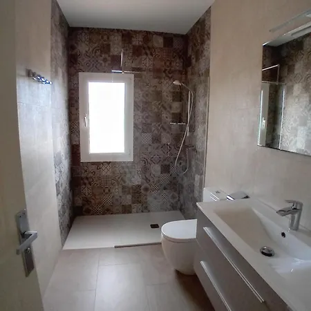 Luxurious, Modern Six Bedroom In 别墅