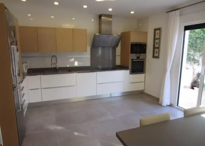 Luxurious, Modern Six Bedroom In Villa *