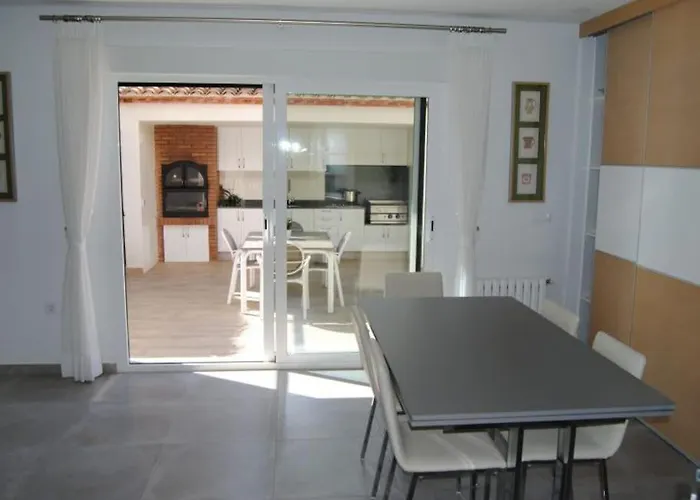 Villa Luxurious, Modern Six Bedroom In