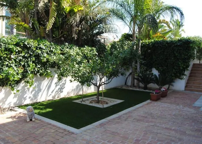 Luxurious, Modern Six Bedroom In Villa