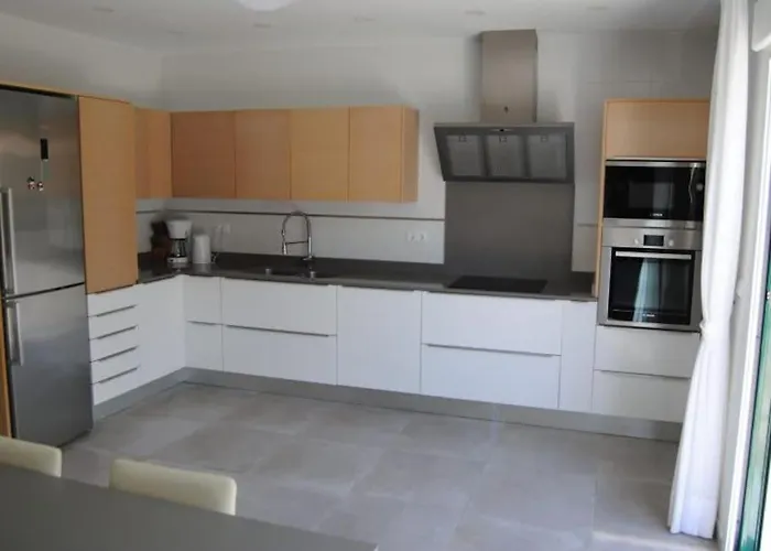 Luxurious, Modern Six Bedroom In Villa