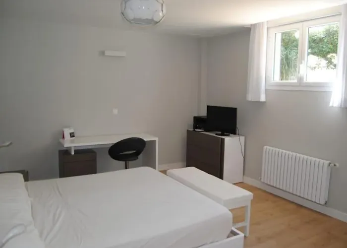 Luxurious, Modern Six Bedroom In