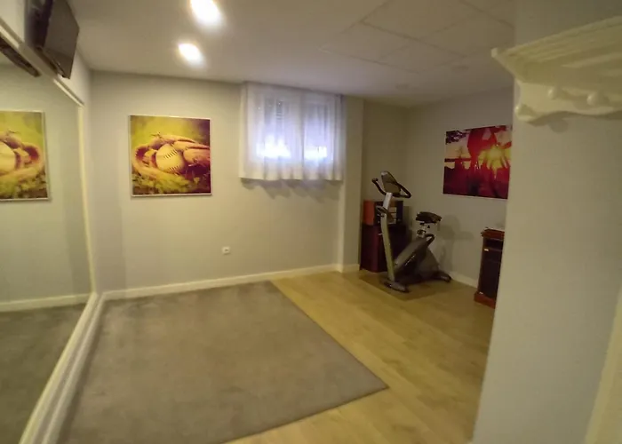 Villa Luxurious, Modern Six Bedroom In *