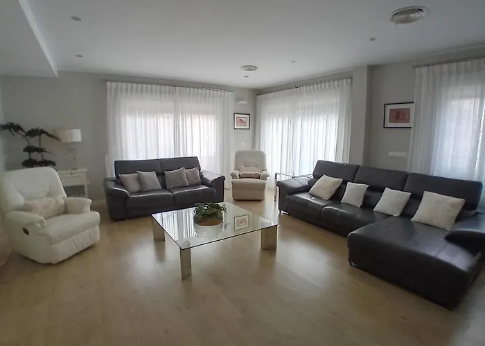 Luxurious, Modern Six Bedroom In