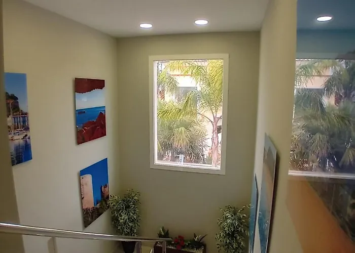 Luxurious, Modern Six Bedroom In Villa *