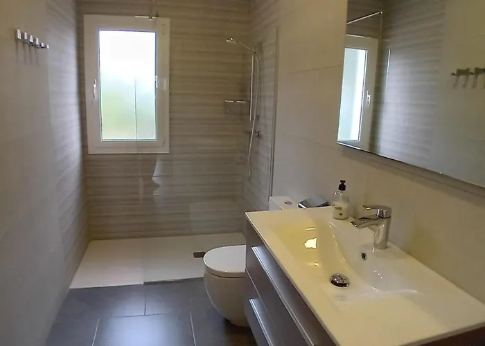 Villa Luxurious, Modern Six Bedroom In *