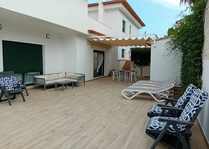 Luxurious, Modern Six Bedroom In Villa *