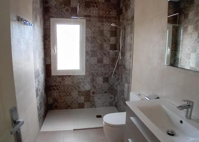 Luxurious, Modern Six Bedroom In Villa