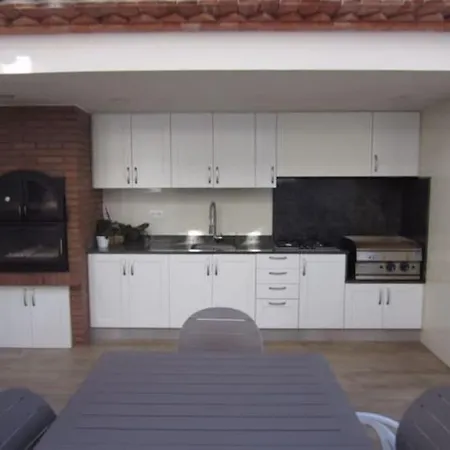 Villa Luxurious, Modern Six Bedroom In *