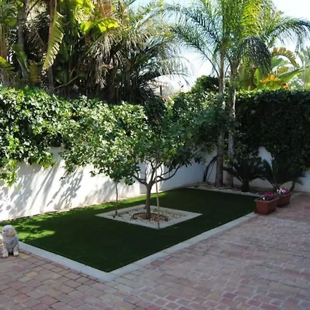 Luxurious, Modern Six Bedroom In Villa