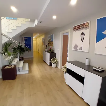 Luxurious, Modern Six Bedroom In Villa