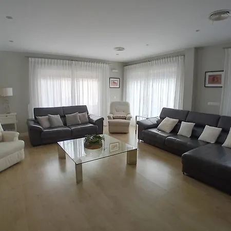 Luxurious, Modern Six Bedroom In