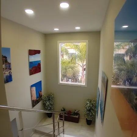 Luxurious, Modern Six Bedroom In Villa *