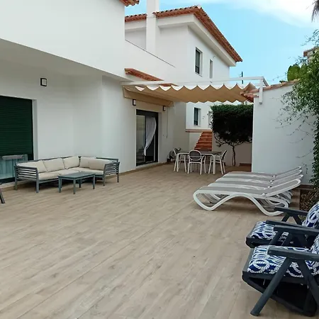 Luxurious, Modern Six Bedroom In Villa *