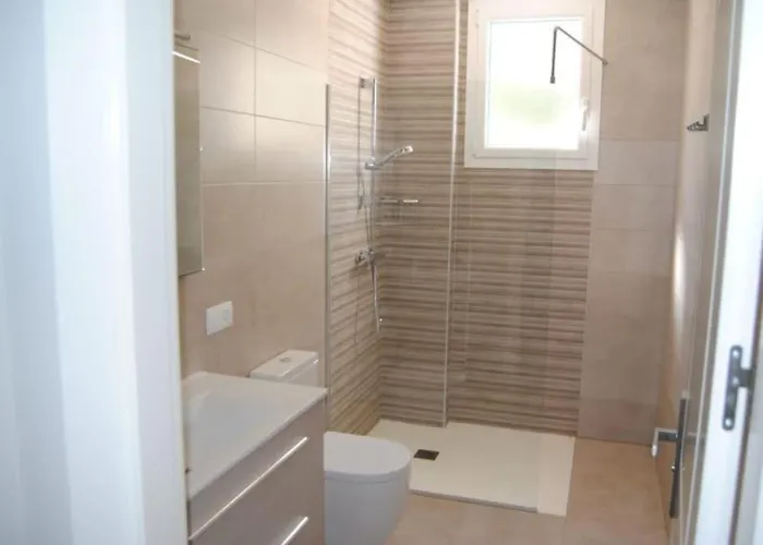 Luxurious, Modern Six Bedroom In