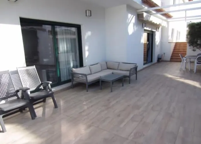 Luxurious, Modern Six Bedroom In Villa