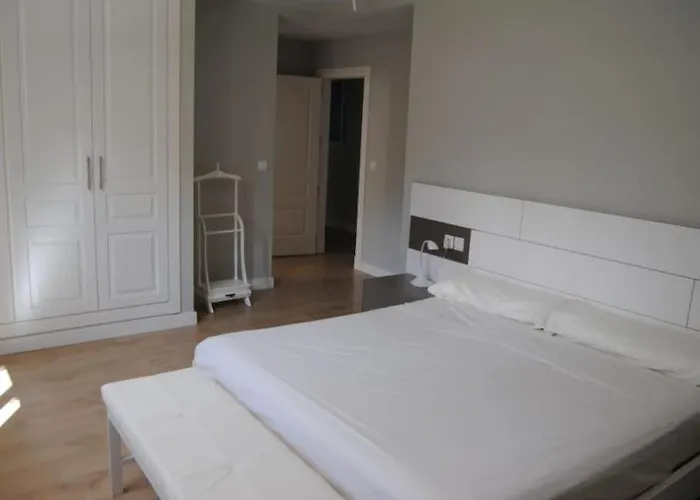 Luxurious, Modern Six Bedroom In Villa *