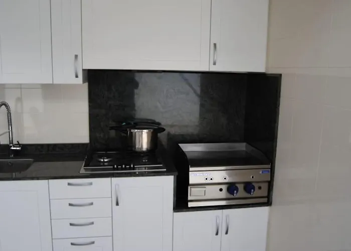 Luxurious, Modern Six Bedroom In Villa *