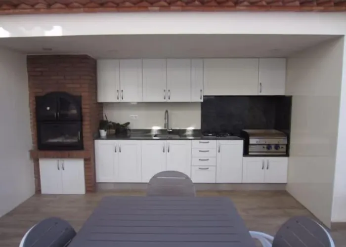 Villa Luxurious, Modern Six Bedroom In *