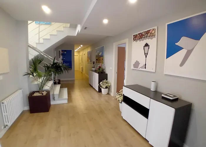 Luxurious, Modern Six Bedroom In Villa