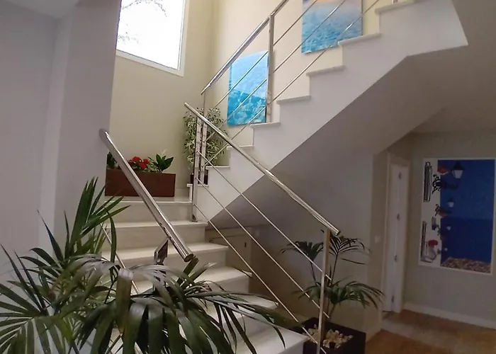 Villa Luxurious, Modern Six Bedroom In