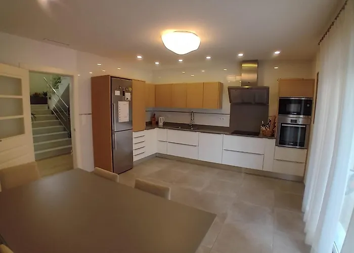 Luxurious, Modern Six Bedroom In