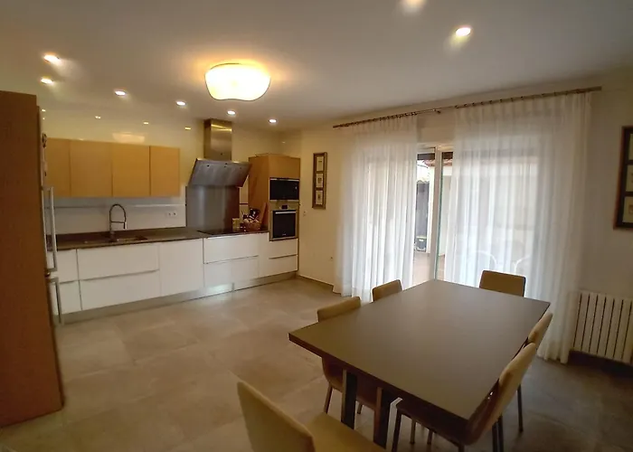 Luxurious, Modern Six Bedroom In Villa *