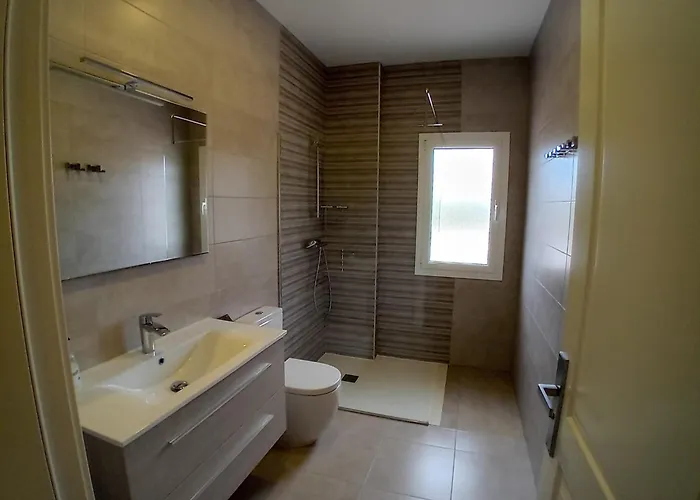 Luxurious, Modern Six Bedroom In *